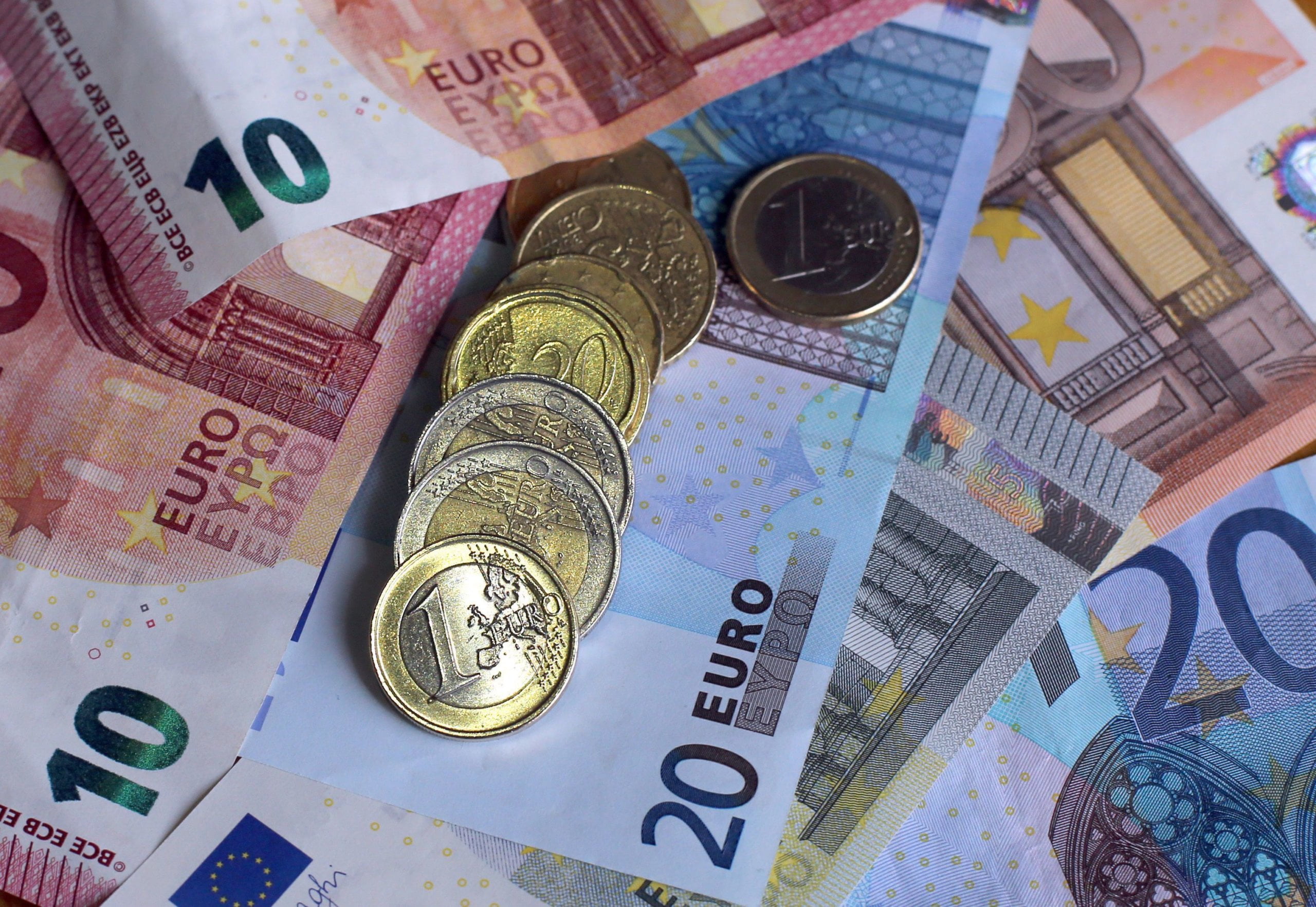 Euro takes a breather as buyers put together for ECB assembly